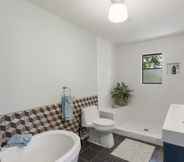 In-room Bathroom 5 The Tire Swing - Modern 3BD - Gourmet Kitchen - Awesome Local