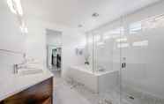 In-room Bathroom 7 The Donatella - Arcadia - Creme de la Creme