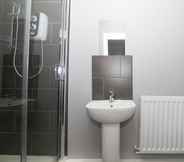In-room Bathroom 6 West Brom- premium stay