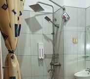 In-room Bathroom 2 Manggolo Homestay Syariah
