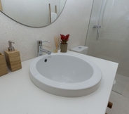 In-room Bathroom 7 Sbra01 · Hidden Gem Apartment Design · Wifi · Netflix