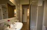 In-room Bathroom 6 Charming Holiday Home in Sorano With Swimming Pool