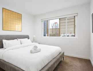 Bedroom 2 Luxurious 2bed 2bath APT With Parking@southport