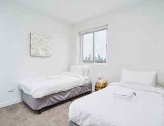 Bedroom 2 Luxurious 2bed 2bath APT With Parking@southport