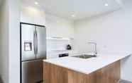 Bedroom 6 Luxurious 2bed 2bath APT With Parking@southport