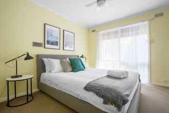 Bedroom 4 Spacious Comfortable Home in Wheelers Hill+pool