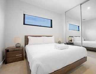 Bedroom 2 Designer Taste 2BR Townhouse@hawthorn