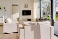 Lobby Luxury Holiday Home in Zeewolde With Terrace