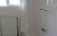 In-room Bathroom 6 Detached Bungalow With Dishwasher, at the Water