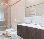 In-room Bathroom 5 San Fermo Luxury Apartment