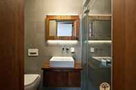 Toilet Kamar Shangri La Rooms - Adults Only