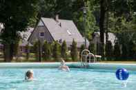 Kolam Renang Beautiful House With Garden in a Green Environment