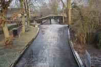 Kolam Renang Cozy House With Terrace in the Middle of Giethoorn