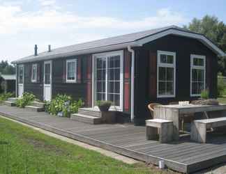 Exterior 2 Cozy House With Terrace in the Middle of Giethoorn