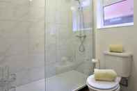 In-room Bathroom Lake View Apartments, Oulton Broads