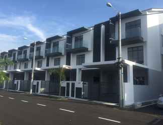 Exterior 2 Kota Laksamana Comfortable Crowd by Step-In