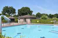 Swimming Pool Comfortable Chalet With a Porch and is Closeby the Veluwe