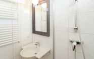 Toilet Kamar 4 Cozy Bungalow With a Spacious Garden near the Sea