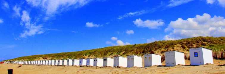 Exterior Thatched Villa With Dishwasher, 1.2 km From the sea on Texel