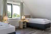 Bedroom Thatched Villa With Dishwasher, 1.2 km From the sea on Texel