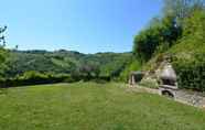 พื้นที่สาธารณะ 5 Stone House in the Green Rolling Hills of the Apennines With Garden