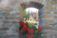 พื้นที่สาธารณะ Stone House in the Green Rolling Hills of the Apennines With Garden