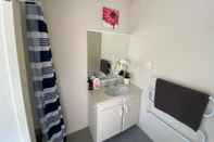 Toilet Kamar Summer Inn Motel