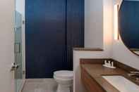 Phòng tắm bên trong Fairfield Inn & Suites by Marriott Morristown