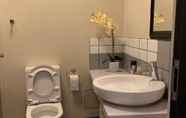 In-room Bathroom 3 Easy Stay - The Tyrwhitt