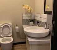 In-room Bathroom 3 Easy Stay - The Tyrwhitt