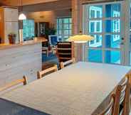 Restaurant 4 Spacious Holiday Home With Sauna in Logstor