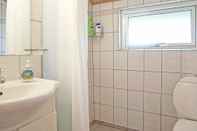 Toilet Kamar Cozy Holiday Home in Nexø near Beach of Balka