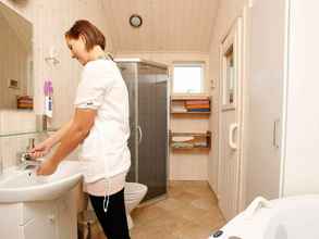 Toilet Kamar 4 8 Person Holiday Home in Farso