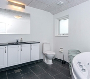 In-room Bathroom 7 Spacious Holiday Home in Jutland With Whirlpool