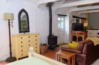 Common Space Cowshed Cottage Located nr Kynance Cove