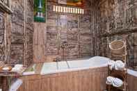 Toilet Kamar Royal Jj Ubud Resort and Spa Deluxe Standard Room