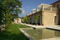 Swimming Pool Villa Picena