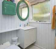 In-room Bathroom 6 Charming Holiday Home in Nørre Nebel Amidst Nature