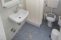 Toilet Kamar Louiza Hotel