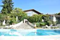 Swimming Pool Cozy Apartment in a Farmhouse in Camino-ombra