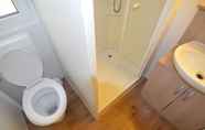 Toilet Kamar 7 Wooden Chalet with Terrace near Beach