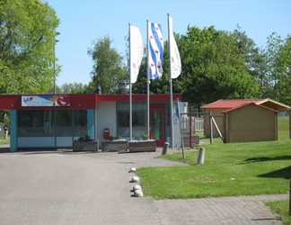 Exterior 2 Captivating Chalet with Microwave near Wadden Sea