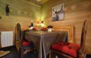 Restoran 6 Majestic Chalet in Arville With Bubble Bath