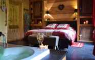 Kamar Tidur 3 Majestic Chalet in Arville With Bubble Bath