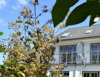 Bangunan 2 Spacious Apartment in Graal-muritz Germany With Balcony