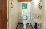 In-room Bathroom 2 Peaceful Holiday Home near Center in Burgh Haamstede