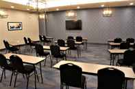 Functional Hall La Quinta Inn & Suites by Wyndham Marysville