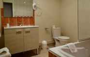 In-room Bathroom 6 Hotel du Cheval Rouge