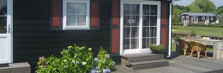 Exterior Cozy House With Terrace in the Middle of Giethoorn