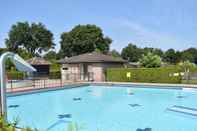 Kolam Renang Detached Bungalow With Decorative Fireplace Near the Veluwe